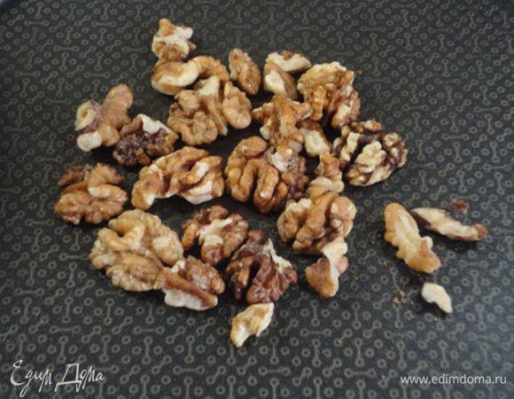 Грецкие орехи слегка поджарить на сухой сковороде. Остудить и порубить ножом, довольно крупно.