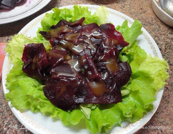 Сверху выложите часть свеклы и опять полейте. И так все овощи.