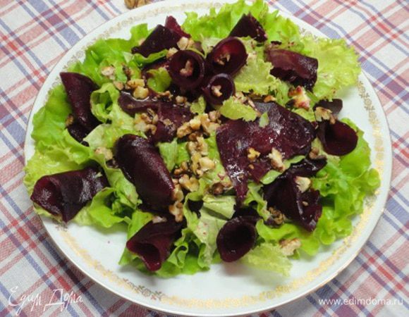 Сверху посыпать рублеными орехами, вылить всю заливку.