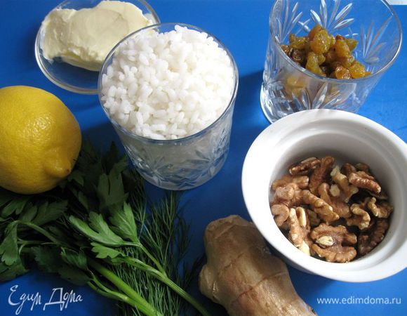 Приготовить все необходимое. Рис промыть. Сварить  в подсоленной воде, откинуть на дуршлаг, промыть. Необходим 1 стакан вареного риса. Зелень помыть.