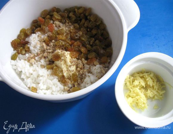 Имбирь почистить, натереть на  крупной терке. Изюм замочить в кипятке на несколько минут, откинуть на сито, просушить. Для фарша смешать рис,  третью часть сливочного  масла, изюм, имбирь, растолченные в ступке орехи. Посолить, поперчить. 


