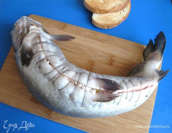 Сбрызнуть лимонным соком. 