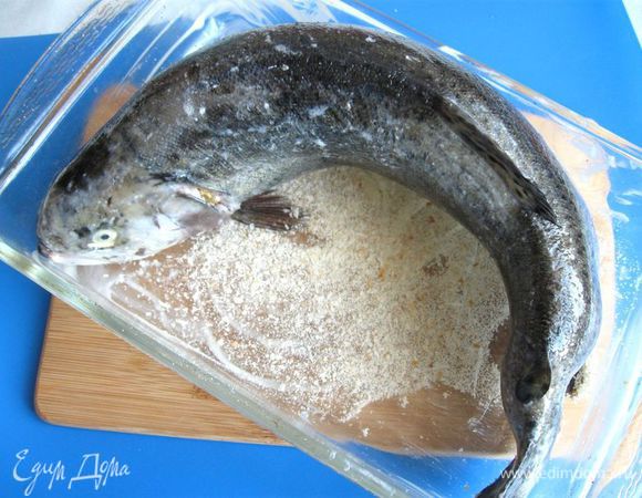  Выложить форель на смазанный маслом (третья часть) и посыпанный сухарями противень или в форму с низкими бортами.
