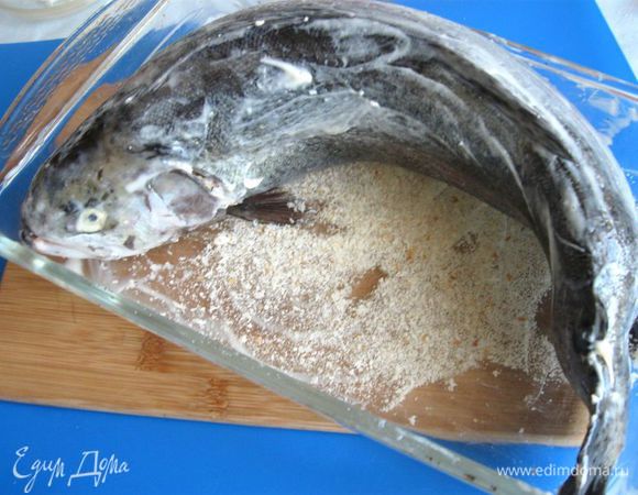 Обмазать рыбу оставшимся маслом. Духовка должна быть прогрета до температуры 170 градусов. Запекать до готовности минут  50 - 55 (если рыба мельче, соответственно  убавить время  в духовке).