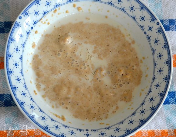 Молоко слегка подогреть. В небольшой миске смешать молоко и сухие дрожжи (1 ст.л.) Дать постоять 10 минут.