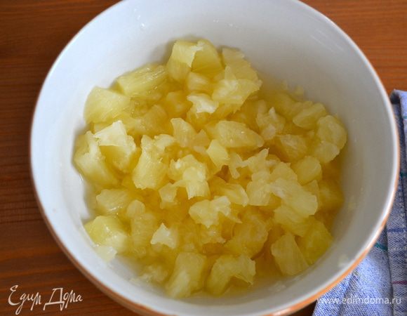 Тем временем приготовить ананас. У меня был консервированный ананас кольцами (не кусочками), поэтому я переложила в миску нужное количество ананаса и просто нарезала кухонными ножницами помельче. Можно порубить ножом. Сливать жидкость с ананаса не нужно!
Сливочное масло растопить и дать ему слегка остыть.