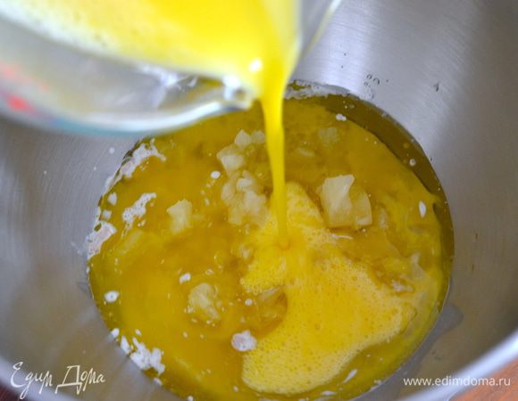 В чашу тестомешалки (или просто в большую миску) положить молоко с дрожжами, измельченный ананас, оливковое и сливочное масло, сахар и слегка взбитые яйца. 