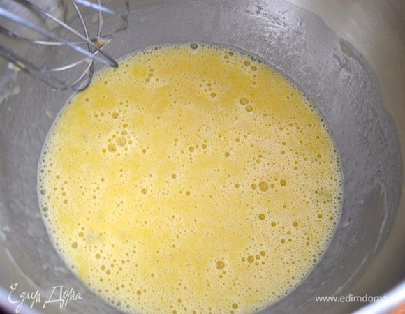 Все осторожно перемешать. Добавить щепотку соли.