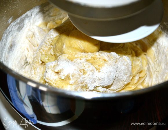 Начать добавлять частями муку, по полстакана... Здесь есть такой момент. По рецепту в тесто шло 4 чашки муки (160 г в 1 чашке) + 1 чашка по необходимости, в зависимости от качества муки и т.п. Тесто должно оставаться мягким и слегка липким, но не вязким!... В общем, после 640 г муки я добавила еще ровно полчашки - 80 г. Поэтому в ингредиентах я указала то количество муки, которое ушло у меня лично... Замешивать около 10 минут.