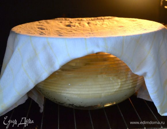 Тесто выложить в большую миску, присыпанную мукой, накрыть влажным полотенцем и поставить на подъем на 1 час. Лучше всего в духовку, включенную в режиме "свет". 