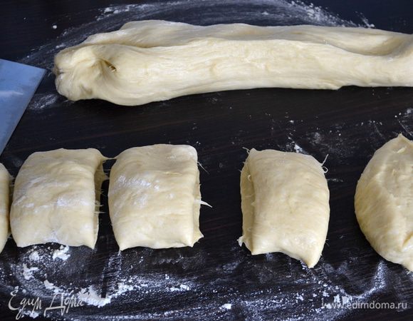 Обмять и разделить тесто на 24 кусочка.