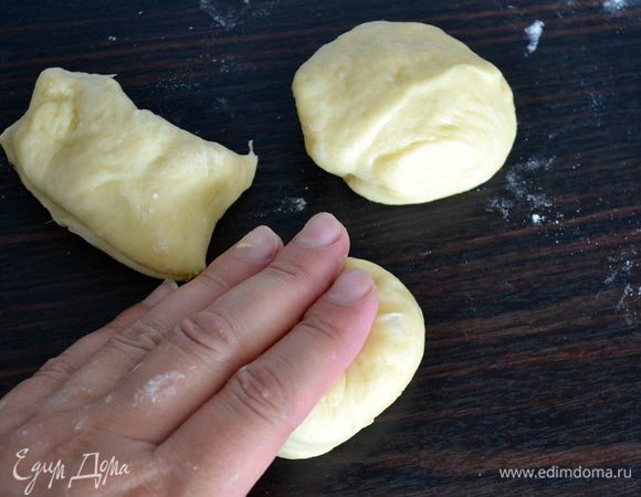 Форму с высокими бортиками для выпечки (28 Х 38 см) смазать сливочным маслом. Сформировать булочки. Подсыпать дополнительно муки практически не нужно. Тесто очень послушное и приятное в работе. Выложить булочки в форму.