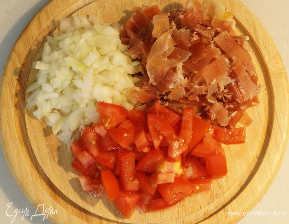 Готовим "Базовый" соус:
Бекон (у меня хамон), лук, помидоры-нарезаем мелким кубиком.