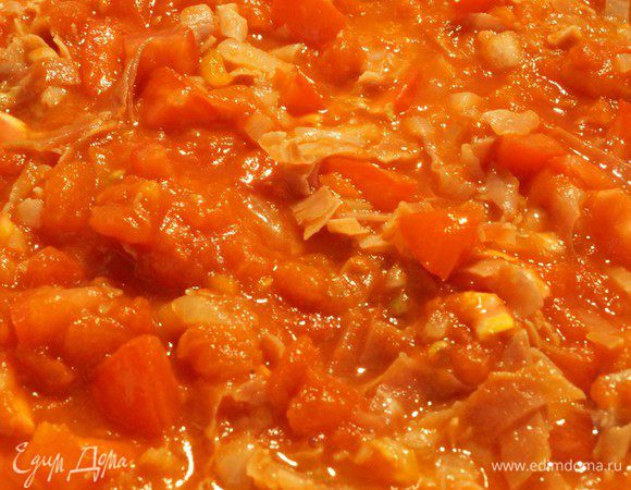 Добавляем помидоры (и консервированные тоже!).