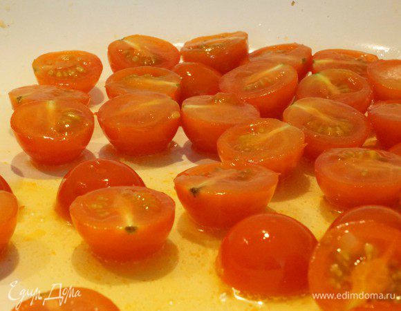 Черри режем пополам, разогреваем оливковое масло и обжариваем помидорки 1 минуту.