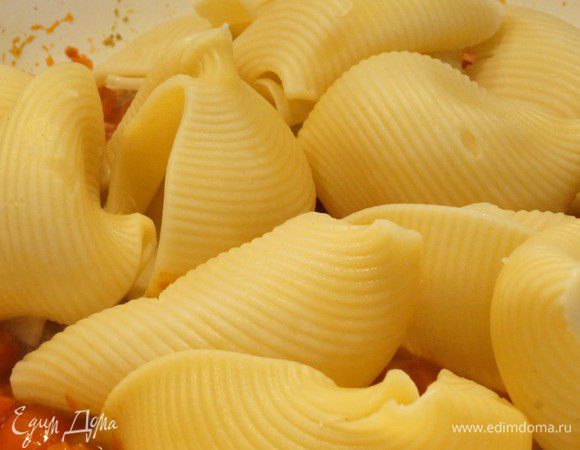 Кидаем лумакони в сковороду с соусом.