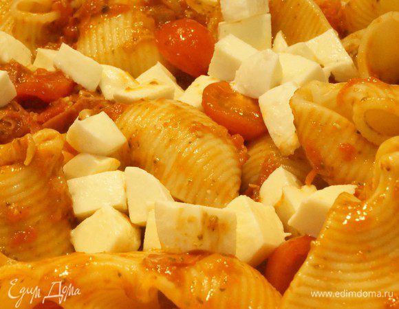 Перемешиваем, добавляем моцареллу, снова перемешиваем, выключаем огонь, закрываем крышку и оставляем на пару минут, пока сыр не расплавится.