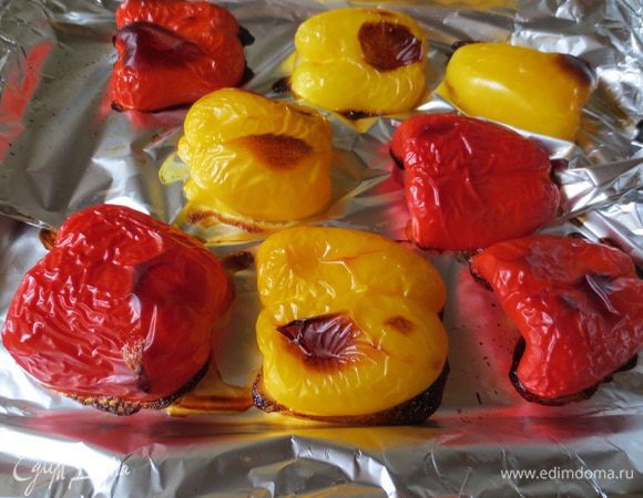 Запекаем в духовке 20-30 мин. при 220 ° C. Даем остыть, очищаем и каждую часть режем  пополам.