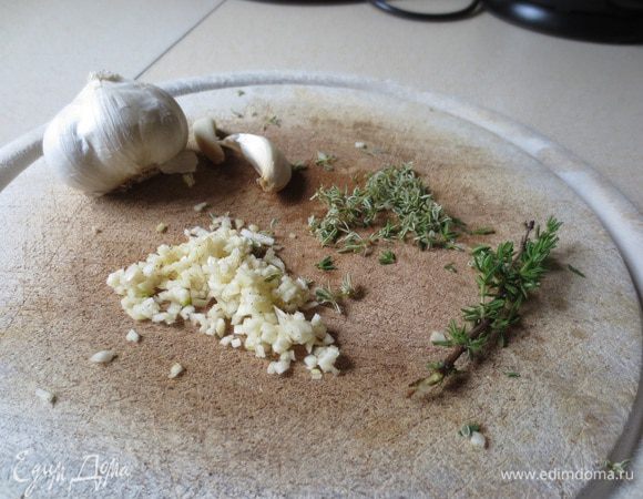 Чеснок очистить и мелко нарезать. Листики тимьяна отделить от веточек.