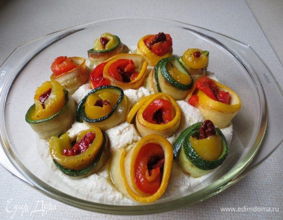 Рулетики из цукини выкладываем в подготовленную массу для запекания.