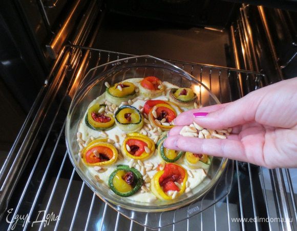 Выпекаем 25-30 мин. при 220 ° C. За 5 мин.до окончания запекания посыпаем кедровыми орешками.