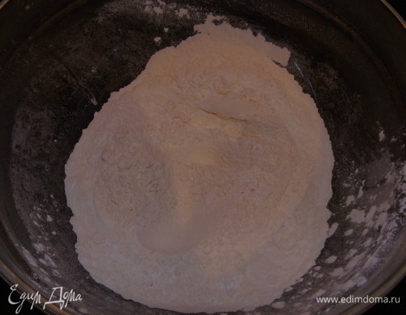 Муку и пудру просеять и перемешать.