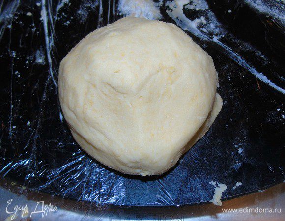 Добавить желток и вымесить эластичное тесто.
Завернуть в пищевую пленку и положить в холодильник на 30 минут.