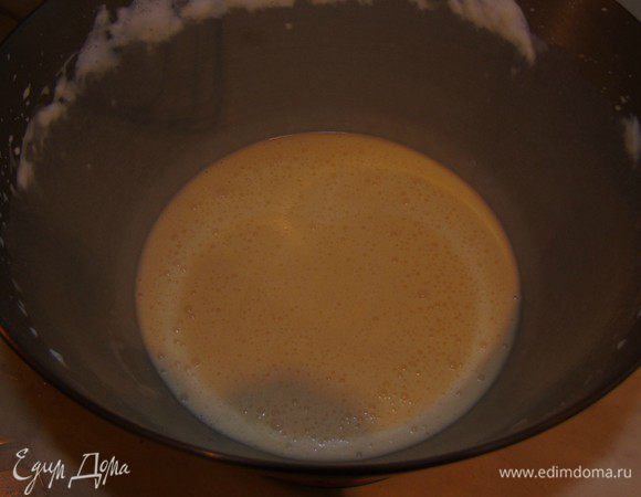 Готовим заливку.
Сметану взбить с сахаром около 3-5 минут.