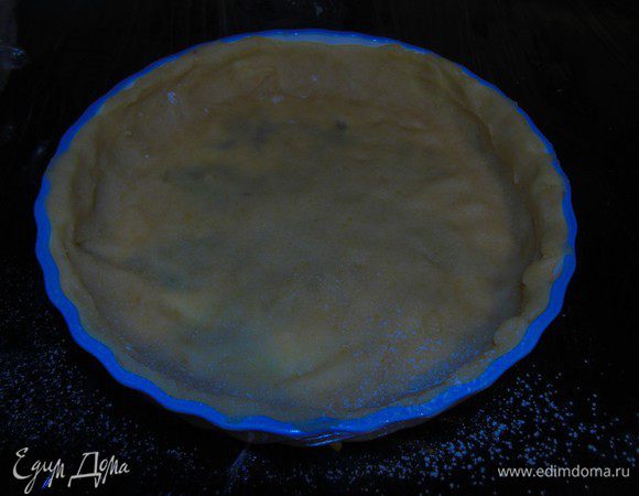 Тесто выложить в форму .