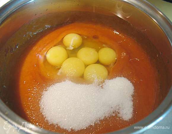 В кастрюльке смешать абрикосовое пюре, сахар, яйца, желтки, ванильный сахар. Перемешиваем и ставим на огонь. Прогреваем до 85 градусов (появятся редкие бульбашки и пойдет пар). Добавляем желатин, растворяем его и снимаем с огня. Охлаждаем до теплого состояния. 