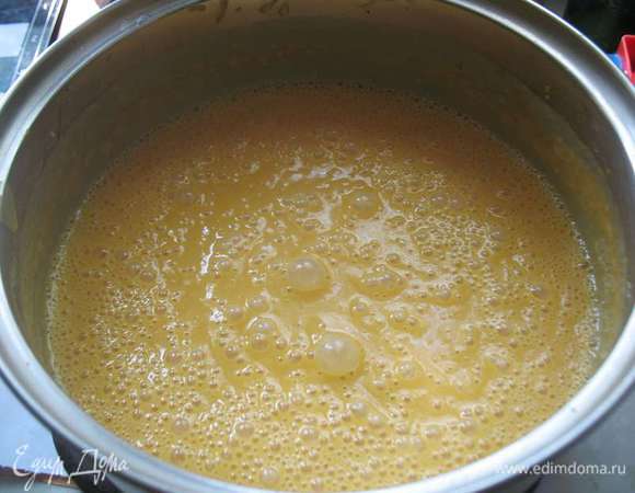 Добавляем в абрикосовую массу масло комнатной температуры и взбиваем блендером. 