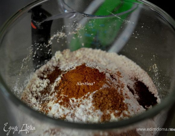 Смешать сухие ингредиенты в отдельной емкости.

Отмеряем яблочное готовое пюре покупное или домашнее на 3/4 стакана.