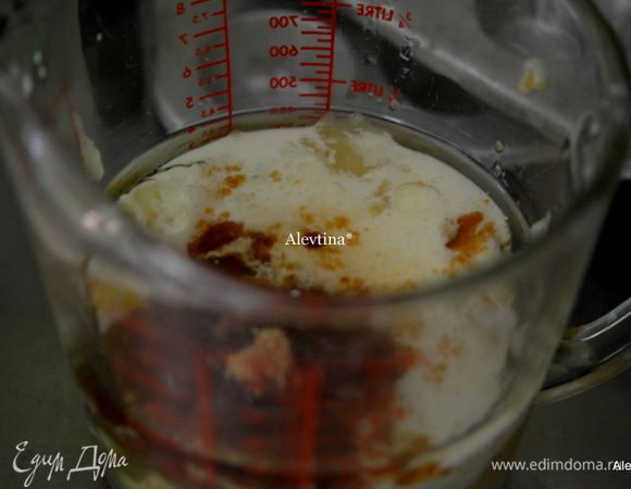 В другой емкости смешаем яйцо, растительное масло, яблочное пюре, ванилин, молоко, коричневый сахар.
