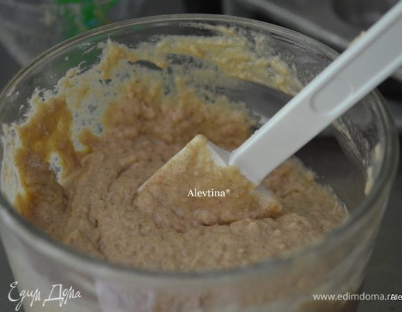 Смешаем сухие ингредиенты с яблочной смесью.