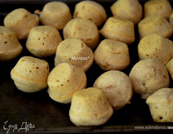 Дадим остыть, перевернув на противень, они выходят легко, если форму смазали маслом.
