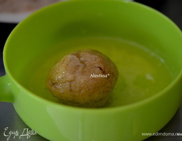 Растопим масло, смешаем сахар с корицей. Сначала окунаем в масло.
