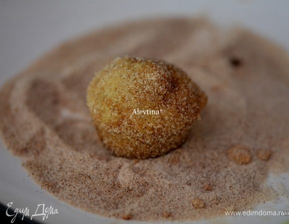 Затем в сахарную корицу. И так с каждым шариком.
