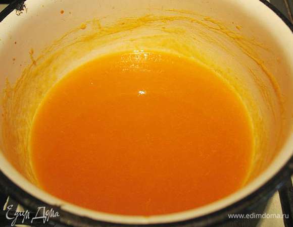 АБРИКОСОВОЕ КУЛИ (желе). Замочить желатин на 10 минут.  Абрикосы очищаем от кожицы и пюрируем.  К абрикосовому пюре добавляем сахар и прогреваем до 80 - 90 градусов. К горячему пюре добавляем распущенный желатин и растворяем его. Снимаем с огня и даем остыть до комнатной температуры. 