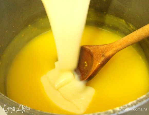 Для крема в толстостенной кастрюле смешать свежевыжатый апельсиновый сок, добавить крахмал, перемешать, поставить на средний огонь, постоянно помешивая. Как только масса загустеет, добавить сгущённое молоко и проварить на небольшом огне до тех пор, пока масса вновь не загустеет. На это уйдёт около 7-10 минут. Полученный крем снять с огня, перелить в другую миску, плотно прижать поверхность крема пищевой плёнкой, чтобы не образовалась корочка и дать ему полностью остыть.