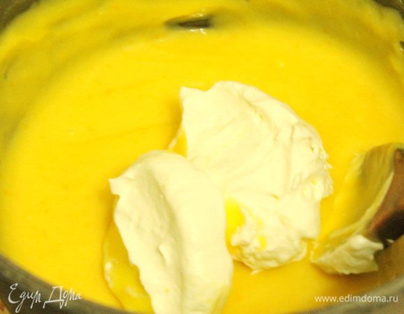 Сливки взбить до устойчивых пиков и вместе с цедрой аккуратно подмешать к остывшему крему. 