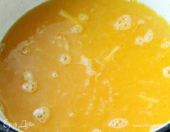 Для пропитки коржей смешать апельсиновый сок с сахаром, варить 10 мин., добавить ликер.