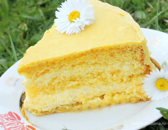 Сборка: один корж заключить в кольцо для торта. Пропитать его и выложить 1/2 апельсинового крема. Накрыть вторым коржом, также пропитать его и сверху выложить оставшийся крем. Накрыть третьим коржом.
Растопить на водяной бане шоколад с растительным маслом и полить глазурью торт. Поставить на ночь охлаждаться