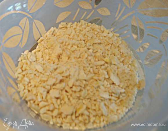 МИНДАЛЬНЫЙ ДАКУАЗ.  Миндаль залить кипятком, дать постоять минут 5, слить воду и снять кожицу с миндаля. Подсушить его в горячей духовке и смолоть в муку. Муки нужно 60 грамм. 