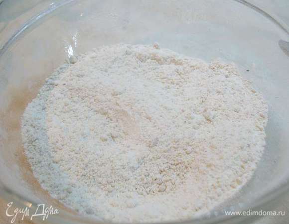 Миндальную муку соединить с сахарной пудрой и мукой. Муку предварительно просеять. 