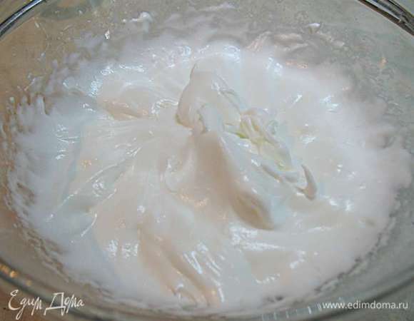 Белки взбить до легкой пены и постепенно добавляя сахар продолжить взбивать до мягких пиков. Добавляем частями сухую смесь и аккуратно силиконовой лопаткой вымешиваем. Не стремитесь тщательно вымесить, можно посадить белки. 