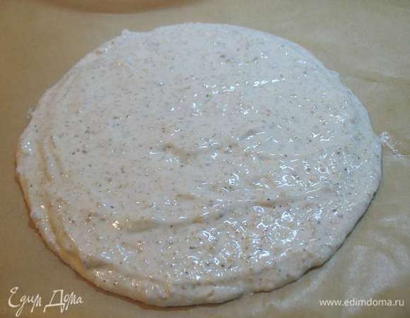 На пергаменте рисуем круг диаметром 16-18 см и выкладываем равномерно наше тесто. Лучше это делать с помощью кондитерского мешка. 