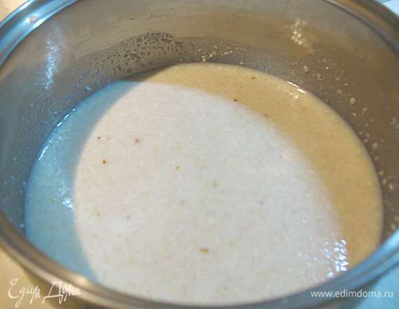 МИНДАЛЬНЫЙ МУСС. Замочить желатин на 10 минут. Миндальный орех очистить от кожицы и смолоть в муку. К муке добавить молоко, сахар (100 г) и прокипятить 5 минут. Снять с огня добавить желатин и, мешая, растворить его, главное чтобы не осталось комков желатина. Охладить. 