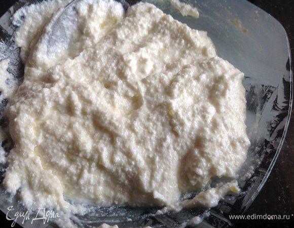 Для начинки: в одной миске смешайте творог, яйца и сахар.