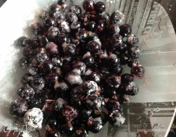 В другой - смородину присыпьте сахаром и крахмалом, аккуратно перемешайте, чтобы не повредить ягоды.