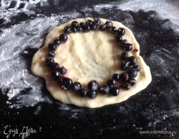Из каждой части делаем лепешечку. По краю выложите смородину...